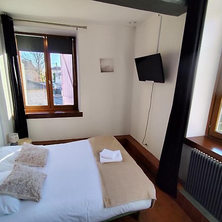 Hotel De La Place Loyettes Eksteriør billede