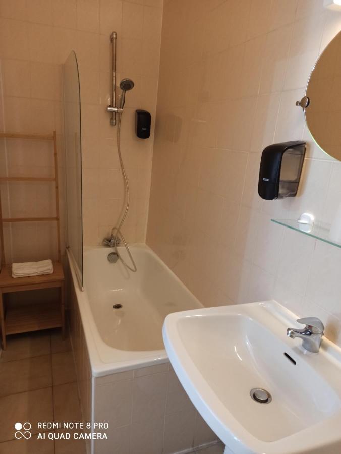Hotel De La Place Loyettes Eksteriør billede