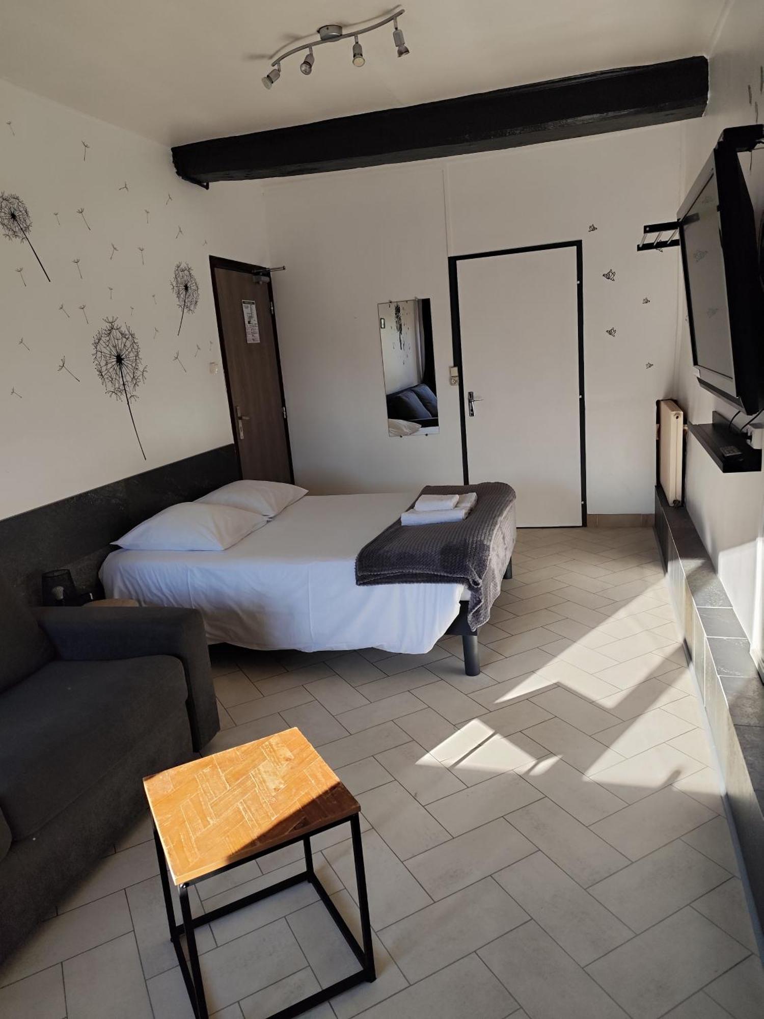 Hotel De La Place Loyettes Eksteriør billede