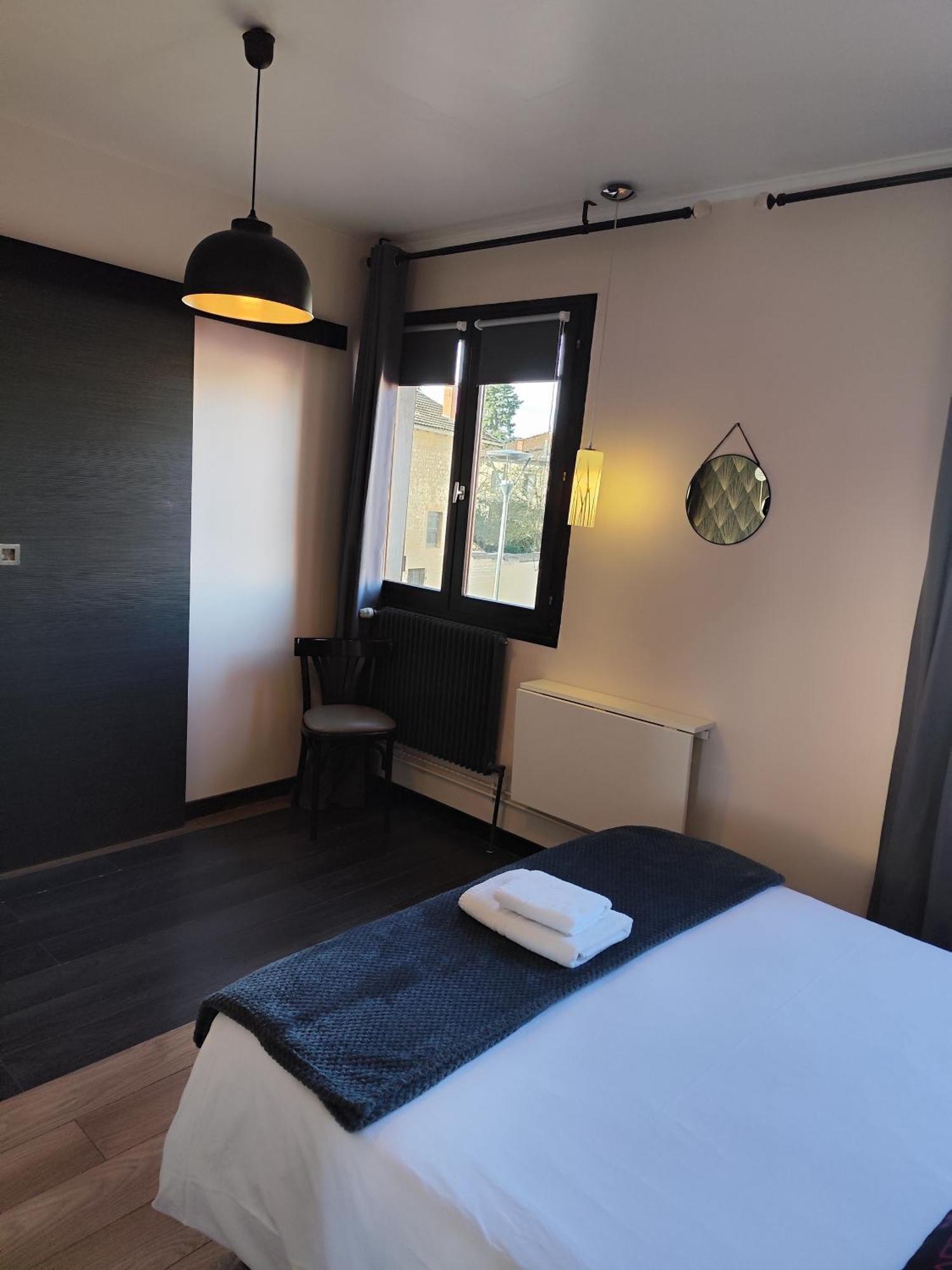 Hotel De La Place Loyettes Eksteriør billede