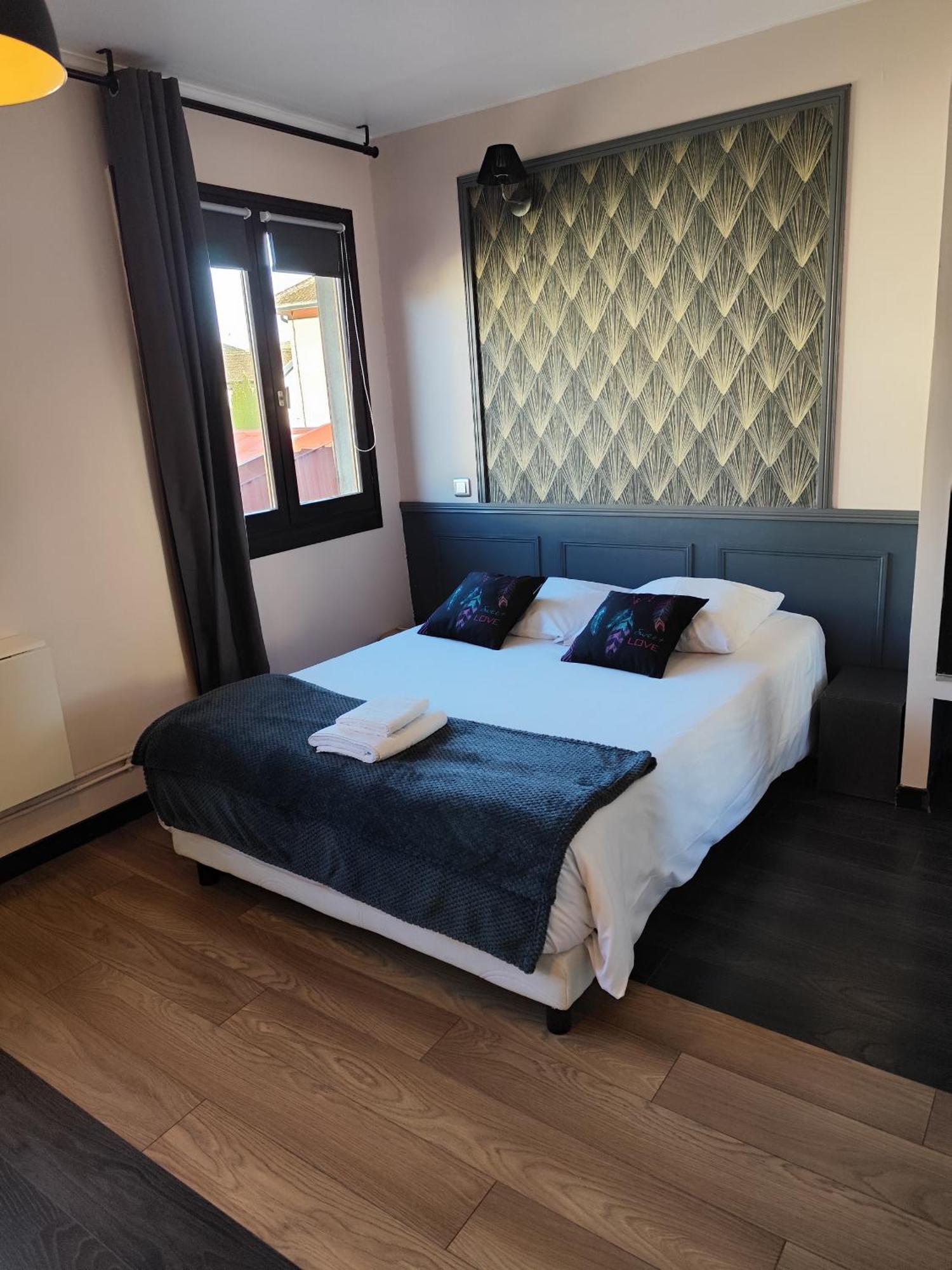 Hotel De La Place Loyettes Eksteriør billede