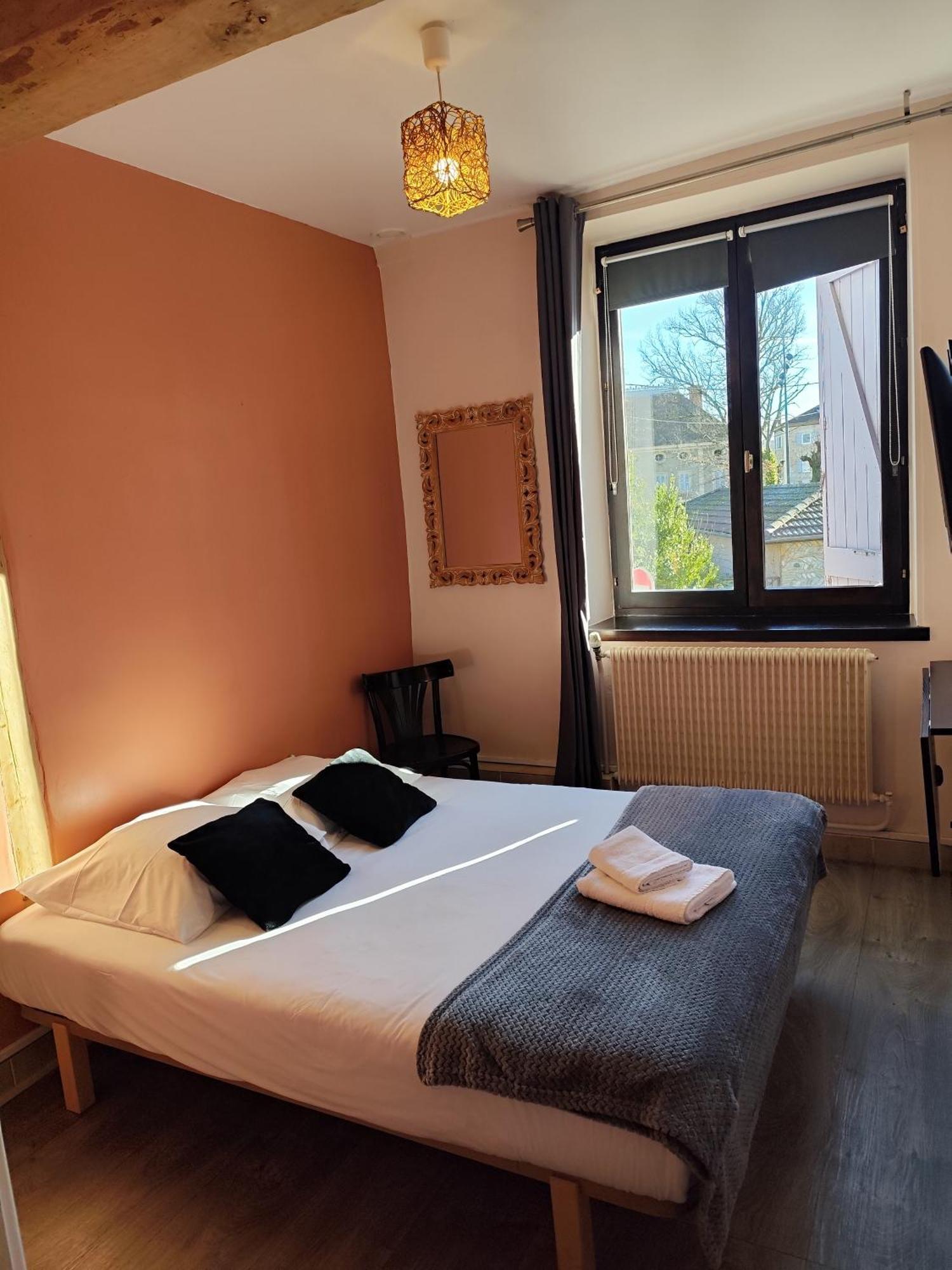 Hotel De La Place Loyettes Eksteriør billede